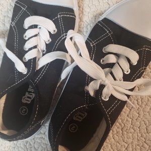 Canvas shoes